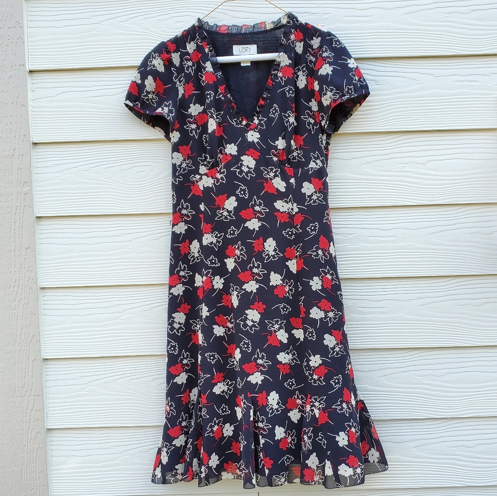 💥2 FOR $50💥 LOFT Ruffle Hem Trumpet Floral Dress